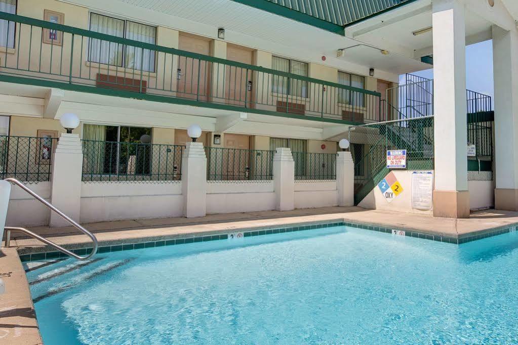 Super 8 By Wyndham Charlotte Downtown Area Motel Exterior foto